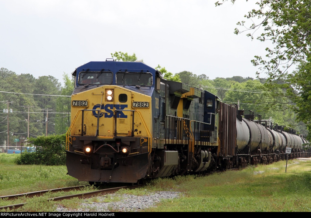 CSX 7882 leads train F728 towards the yard